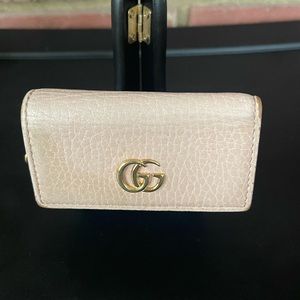 🔥🔥🔥

GUCCI
Dollar Calfskin GG Marmont 6 Key Holder pink.